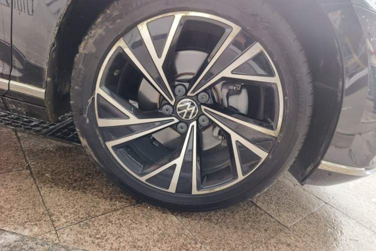 Used Volkswagen Magotan 2021 330TSI DSG 30th Anniversary Edition Right Front Wheel Hub