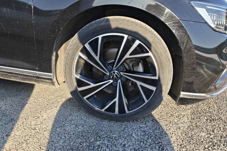 Used Volkswagen Magotan 2021 330TSI DSG 30th Anniversary Edition Right Front Wheel Hub