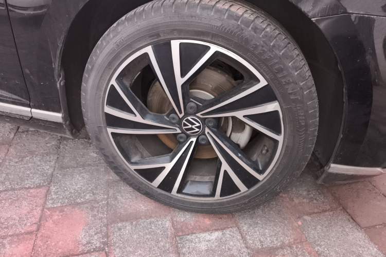Used Volkswagen Magotan 2021 330TSI DSG 30th Anniversary Edition Right Front Wheel Hub