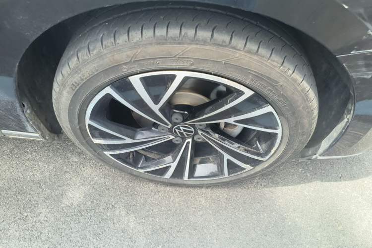 Used Volkswagen Magotan 2021 330TSI DSG 30th Anniversary Edition Right Front Wheel Hub