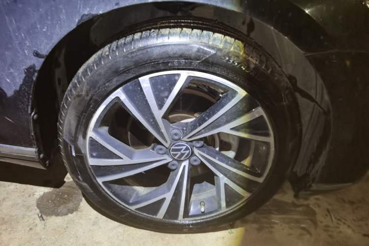 Used Volkswagen Magotan 2021 330TSI DSG 30th Anniversary Edition Right Front Wheel Hub