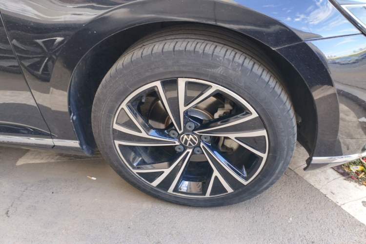 Used Volkswagen Magotan 2021 330TSI DSG 30th Anniversary Edition Right Front Wheel Hub