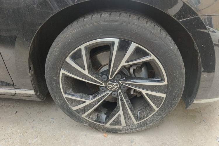 Used Volkswagen Magotan 2021 330TSI DSG 30th Anniversary Edition Right Front Wheel Hub