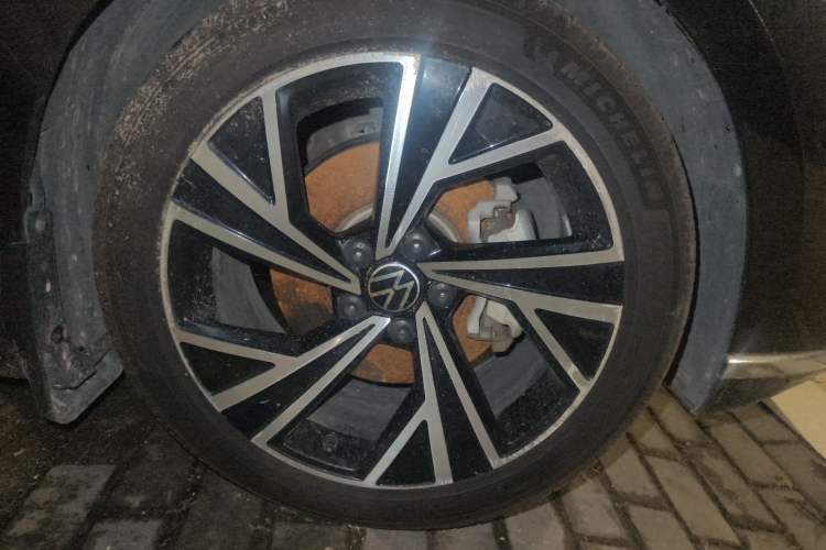 Used Volkswagen Magotan 2021 330TSI DSG 30th Anniversary Edition Right Front Wheel Hub