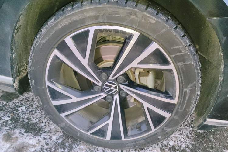 Used Volkswagen Magotan 2021 330TSI DSG 30th Anniversary Edition Right Front Wheel Hub