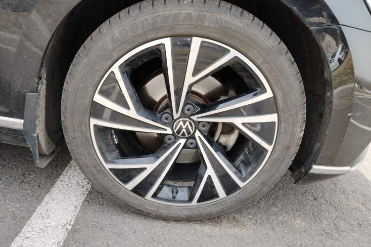 Used Volkswagen Magotan 2021 330TSI DSG 30th Anniversary Edition Right Front Wheel Hub