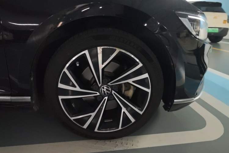 Used Volkswagen Magotan 2021 330TSI DSG 30th Anniversary Edition Right Front Wheel Hub