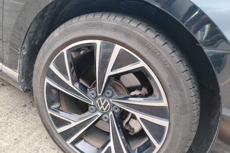 Used Volkswagen Magotan 2021 330TSI DSG 30th Anniversary Edition Right Front Wheel Hub