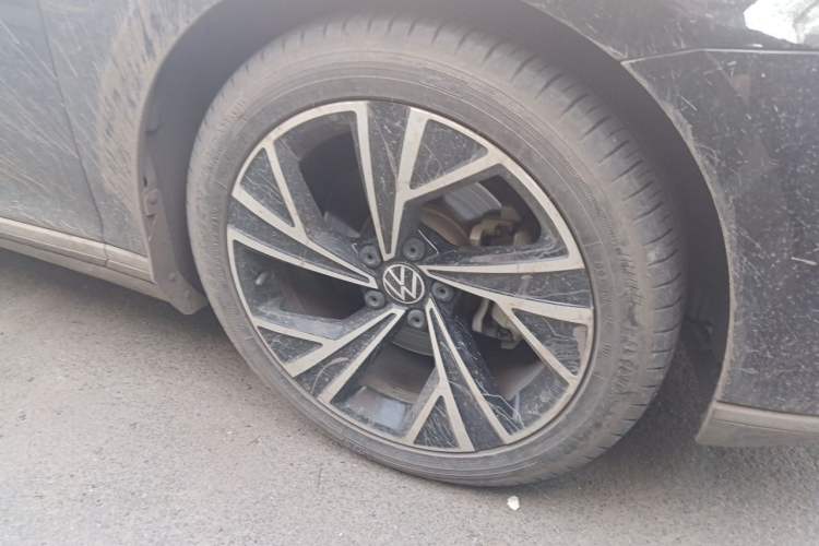 Used Volkswagen Magotan 2021 330TSI DSG 30th Anniversary Edition Right Front Wheel Hub