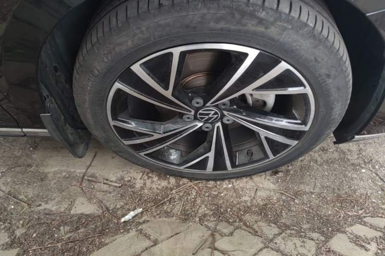 Used Volkswagen Magotan 2021 330TSI DSG 30th Anniversary Edition Right Front Wheel Hub