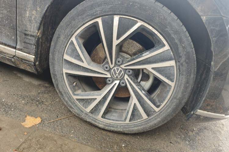 Used Volkswagen Magotan 2021 330TSI DSG 30th Anniversary Edition Right Front Wheel Hub