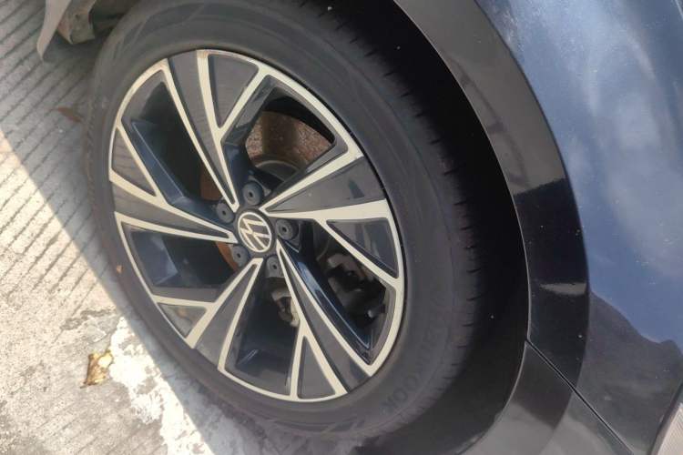 Used Volkswagen Magotan 2021 330TSI DSG 30th Anniversary Edition Right Front Wheel Hub