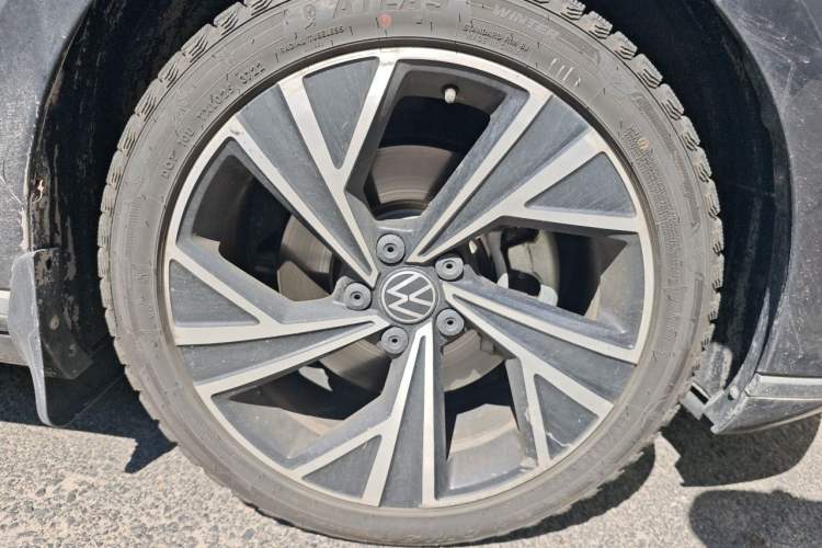 Used Volkswagen Magotan 2021 330TSI DSG 30th Anniversary Edition Right Front Wheel Hub