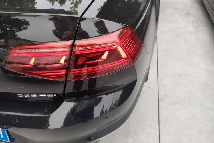 Used Volkswagen Magotan 2021 330TSI DSG 30th Anniversary Edition Right Rear Taillight