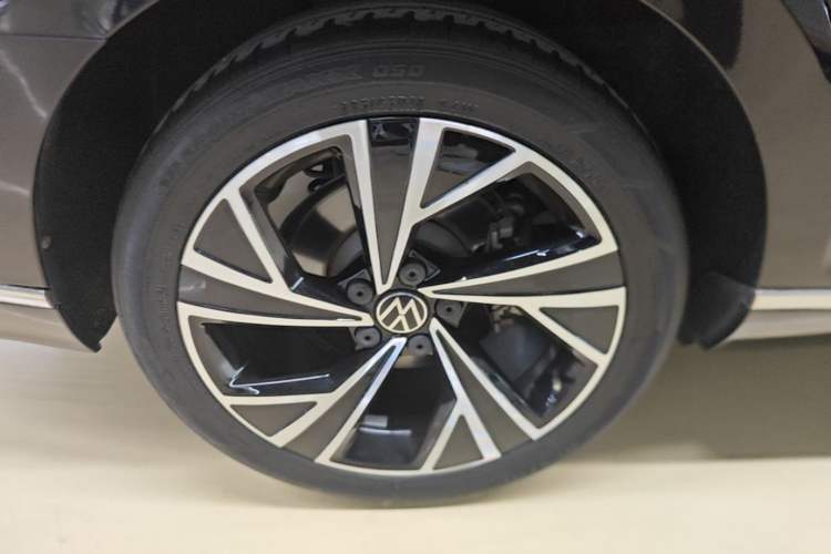 Used Volkswagen Magotan 2021 330TSI DSG 30th Anniversary Edition Right Rear Wheel Hub