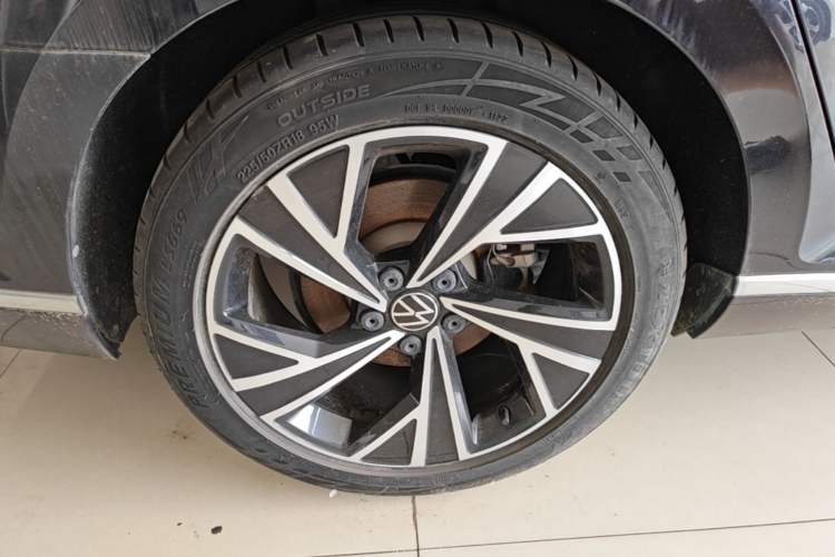 Used Volkswagen Magotan 2021 330TSI DSG 30th Anniversary Edition Right Rear Wheel Hub