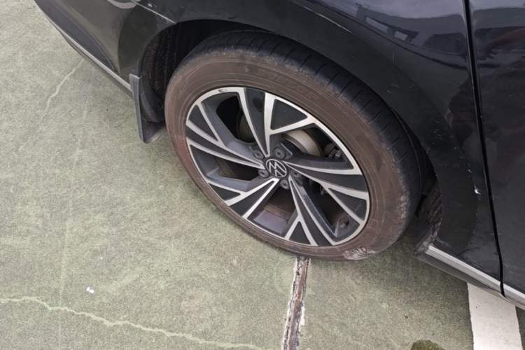 Used Volkswagen Magotan 2021 330TSI DSG 30th Anniversary Edition Right Rear Wheel Hub