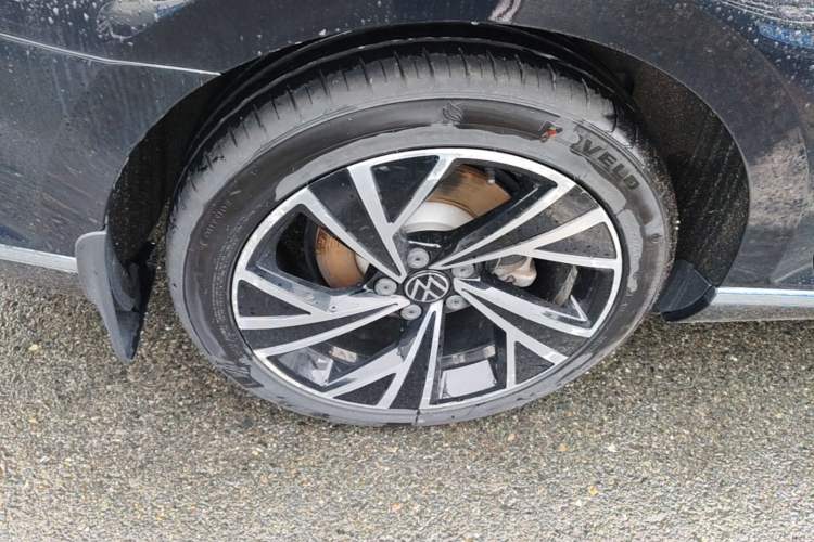 Used Volkswagen Magotan 2021 330TSI DSG 30th Anniversary Edition Right Rear Wheel Hub