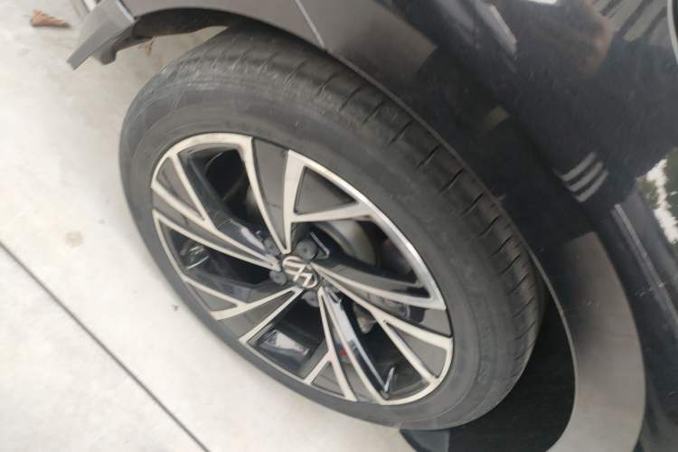 Used Volkswagen Magotan 2021 330TSI DSG 30th Anniversary Edition Right Rear Wheel Hub