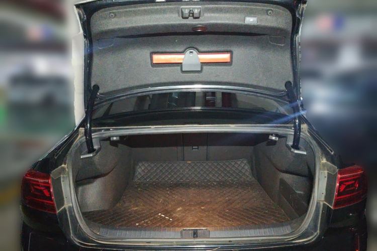 Used Volkswagen Magotan 2021 330TSI DSG 30th Anniversary Edition Trunk