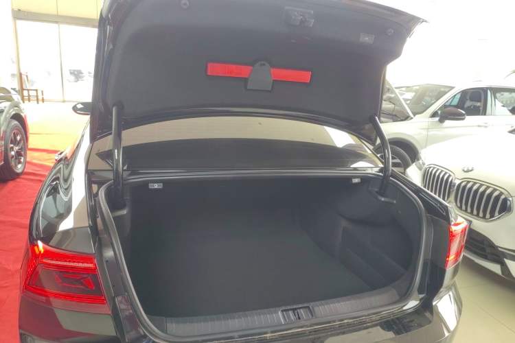 Used Volkswagen Magotan 2021 330TSI DSG 30th Anniversary Edition Trunk