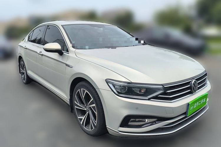 Used Volkswagen Magotan 2021 330TSI DSG 30th Anniversary Edition Front Right 45 Deg