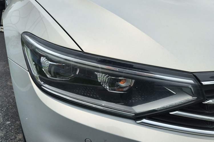 Used Volkswagen Magotan 2021 330TSI DSG 30th Anniversary Edition Right Front Headlight