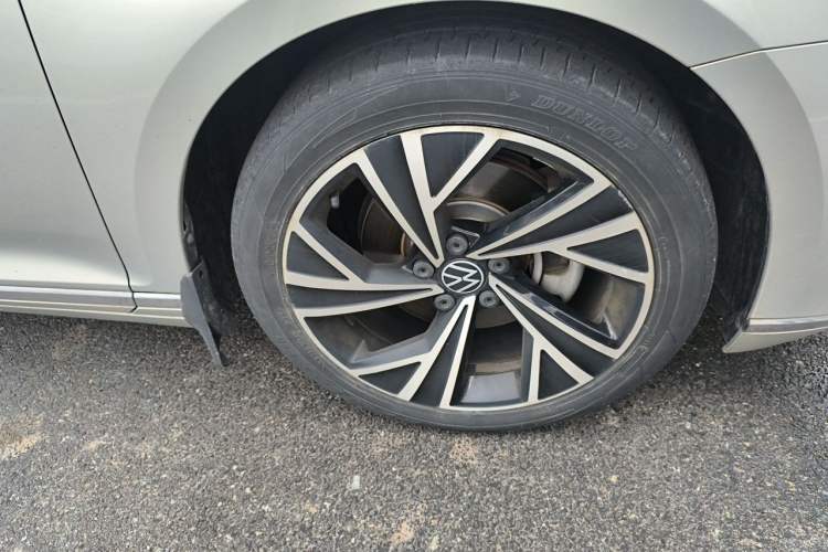 Used Volkswagen Magotan 2021 330TSI DSG 30th Anniversary Edition Right Front Wheel Hub