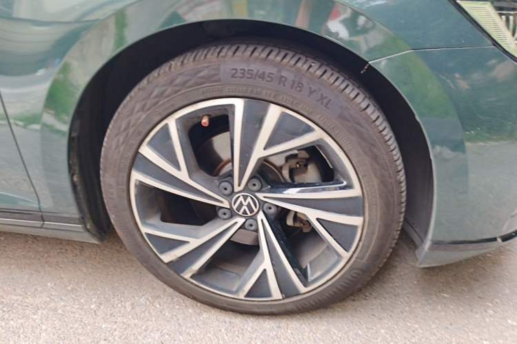 Used Volkswagen Magotan 2021 330TSI DSG 30th Anniversary Edition Right Front Wheel Hub