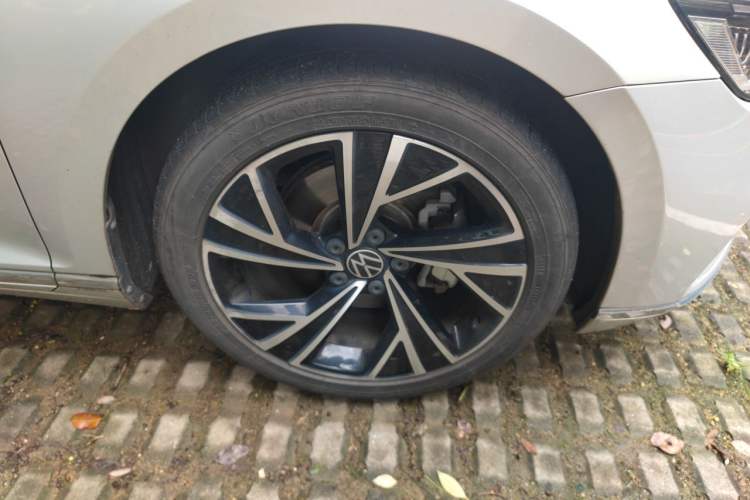 Used Volkswagen Magotan 2021 330TSI DSG 30th Anniversary Edition Right Front Wheel Hub