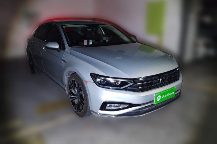Used Volkswagen Magotan 2021 330TSI DSG 30th Anniversary Edition Front Right 45 Deg