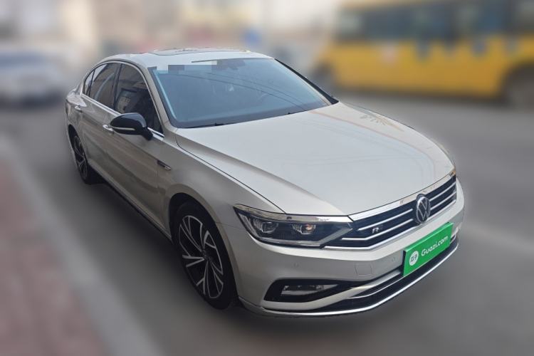 Used Volkswagen Magotan 2021 330TSI DSG 30th Anniversary Edition Front Right 45 Deg