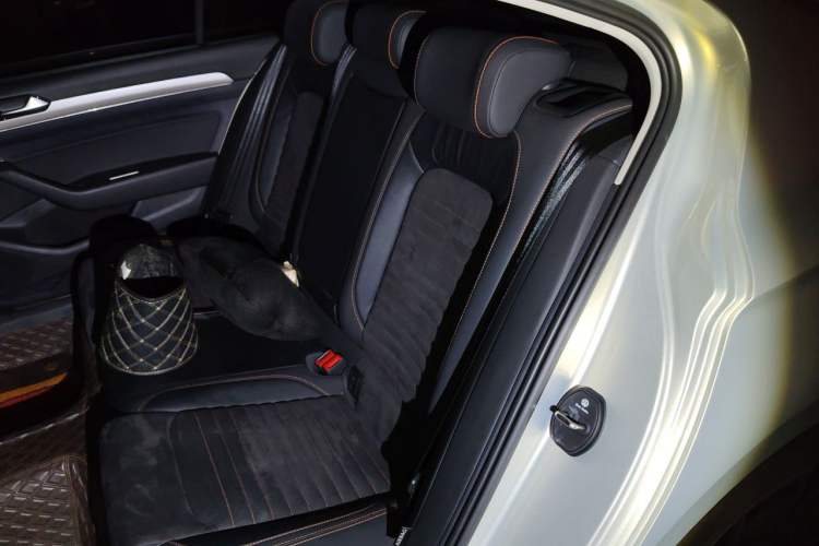 Used Volkswagen Magotan 2021 330TSI DSG 30th Anniversary Edition Left Rear Seat