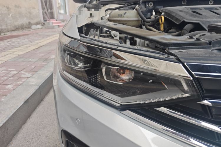 Used Volkswagen Magotan 2021 330TSI DSG 30th Anniversary Edition Right Front Headlight