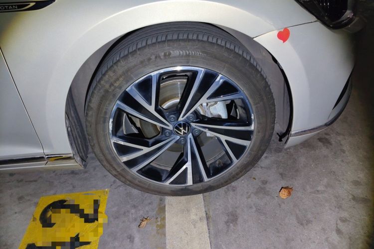 Used Volkswagen Magotan 2021 330TSI DSG 30th Anniversary Edition Right Front Wheel Hub