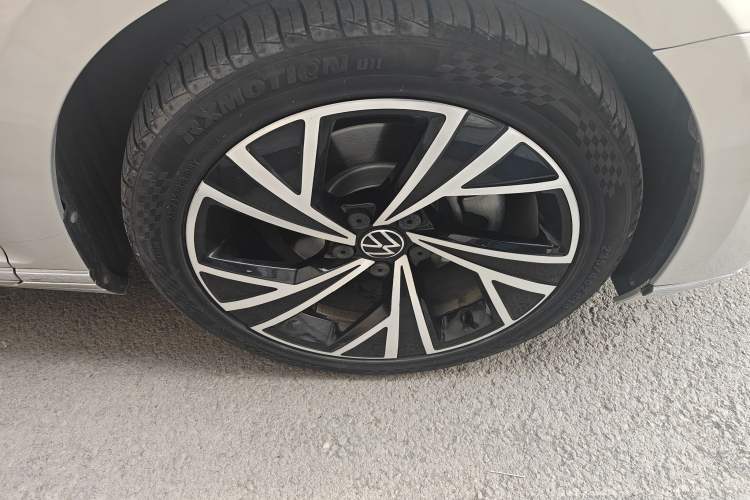 Used Volkswagen Magotan 2021 330TSI DSG 30th Anniversary Edition Right Front Wheel Hub