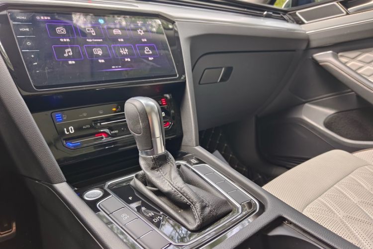 Used Volkswagen Magotan 2023 2 Million Units Commemorative Edition 330TSI DSG Luxury Version Audio And AC Panel