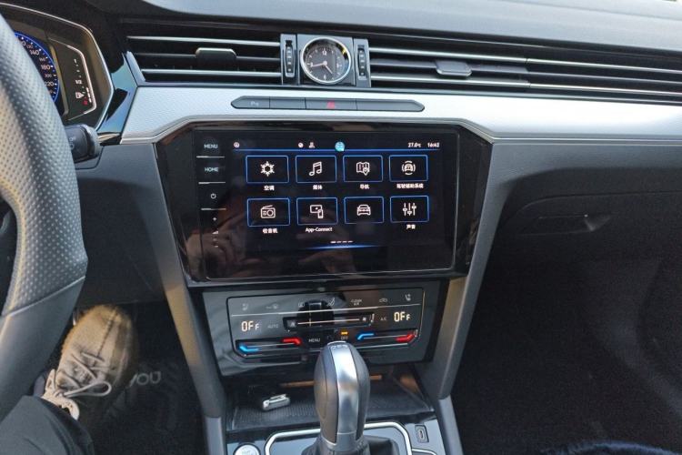 Used Volkswagen Magotan 2023 2 Million Units Commemorative Edition 330TSI DSG Luxury Version Audio And AC Panel