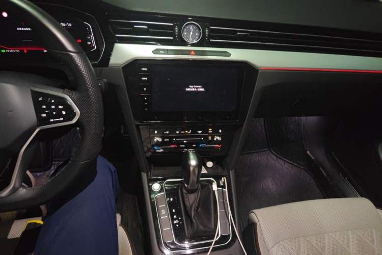 Used Volkswagen Magotan 2023 2 Million Units Commemorative Edition 330TSI DSG Luxury Version Audio And AC Panel