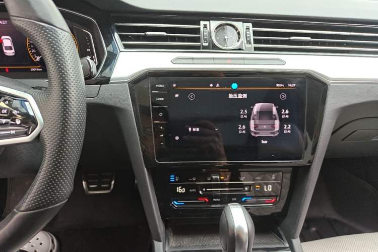 Used Volkswagen Magotan 2023 2 Million Units Commemorative Edition 330TSI DSG Luxury Version Audio And AC Panel