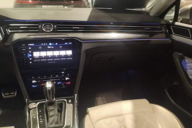 Used Volkswagen Magotan 2023 2 Million Units Commemorative Edition 330TSI DSG Luxury Version Audio And AC Panel