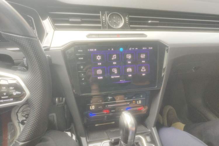 Used Volkswagen Magotan 2023 2 Million Units Commemorative Edition 330TSI DSG Luxury Version Audio And AC Panel