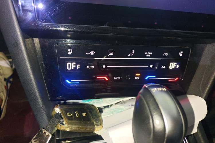 Used Volkswagen Magotan 2023 2 Million Units Commemorative Edition 330TSI DSG Luxury Version Audio And AC Panel