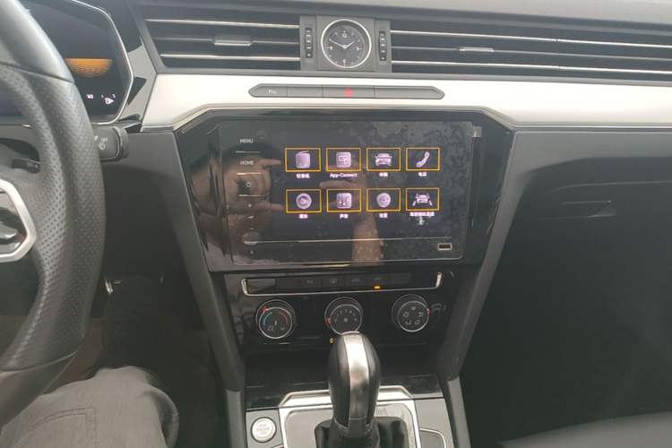 Used Volkswagen Magotan 2023 2 Million Units Limited-Edition 280TSI DSG Comfort Version Audio And AC Panel