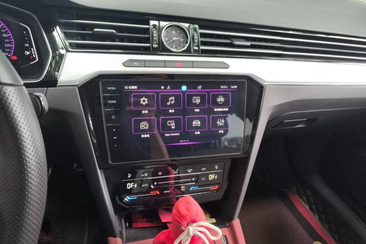Used Volkswagen Magotan 2023 2 Million Units Commemorative Edition 330TSI DSG Luxury Version Audio And AC Panel