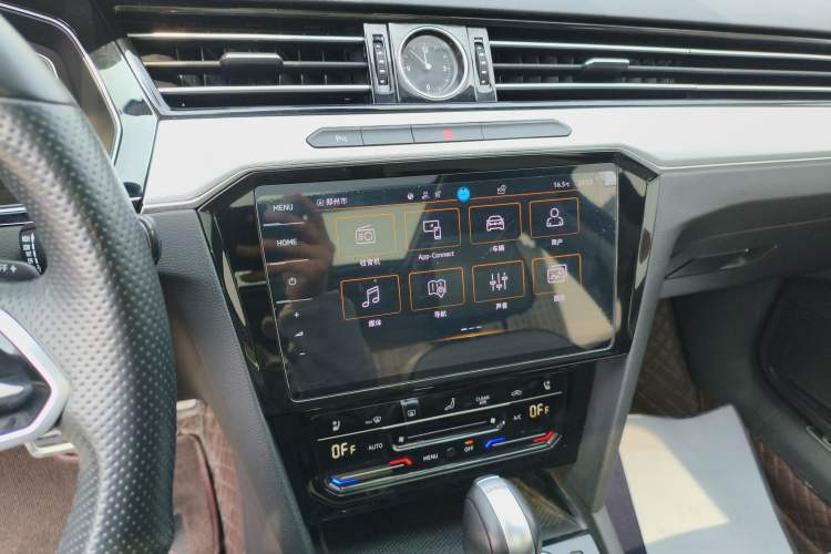 Used Volkswagen Magotan 2023 2 Million Units Commemorative Edition 330TSI DSG Luxury Version Audio And AC Panel
