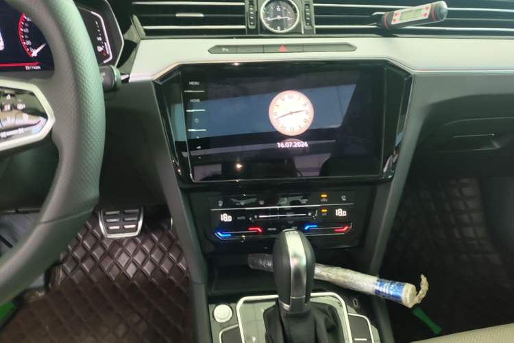 Used Volkswagen Magotan 2023 2 Million Units Commemorative Edition 330TSI DSG Luxury Version Audio And AC Panel
