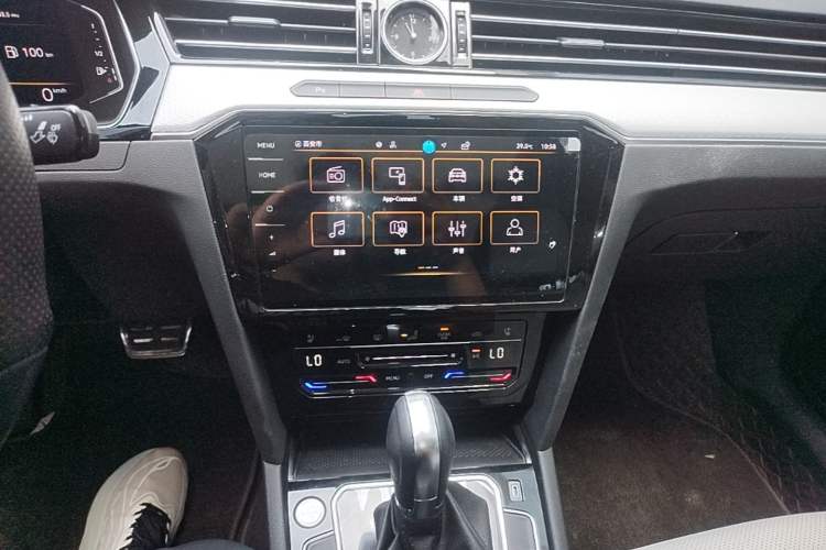 Used Volkswagen Magotan 2023 2 Million Units Commemorative Edition 330TSI DSG Luxury Version Audio And AC Panel