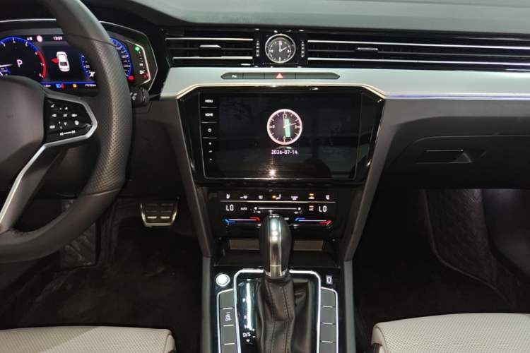 Used Volkswagen Magotan 2023 2 Million Units Commemorative Edition 330TSI DSG Luxury Version Audio And AC Panel