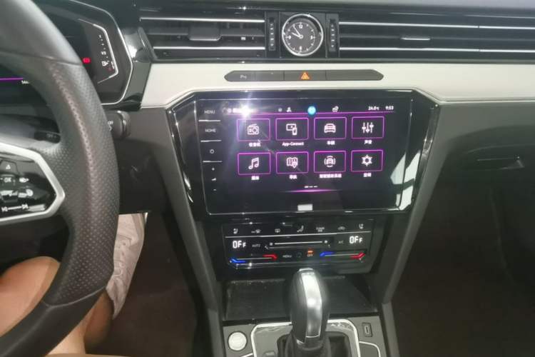 Used Volkswagen Magotan 2023 2 Million Units Commemorative Edition 330TSI DSG Luxury Version Audio And AC Panel